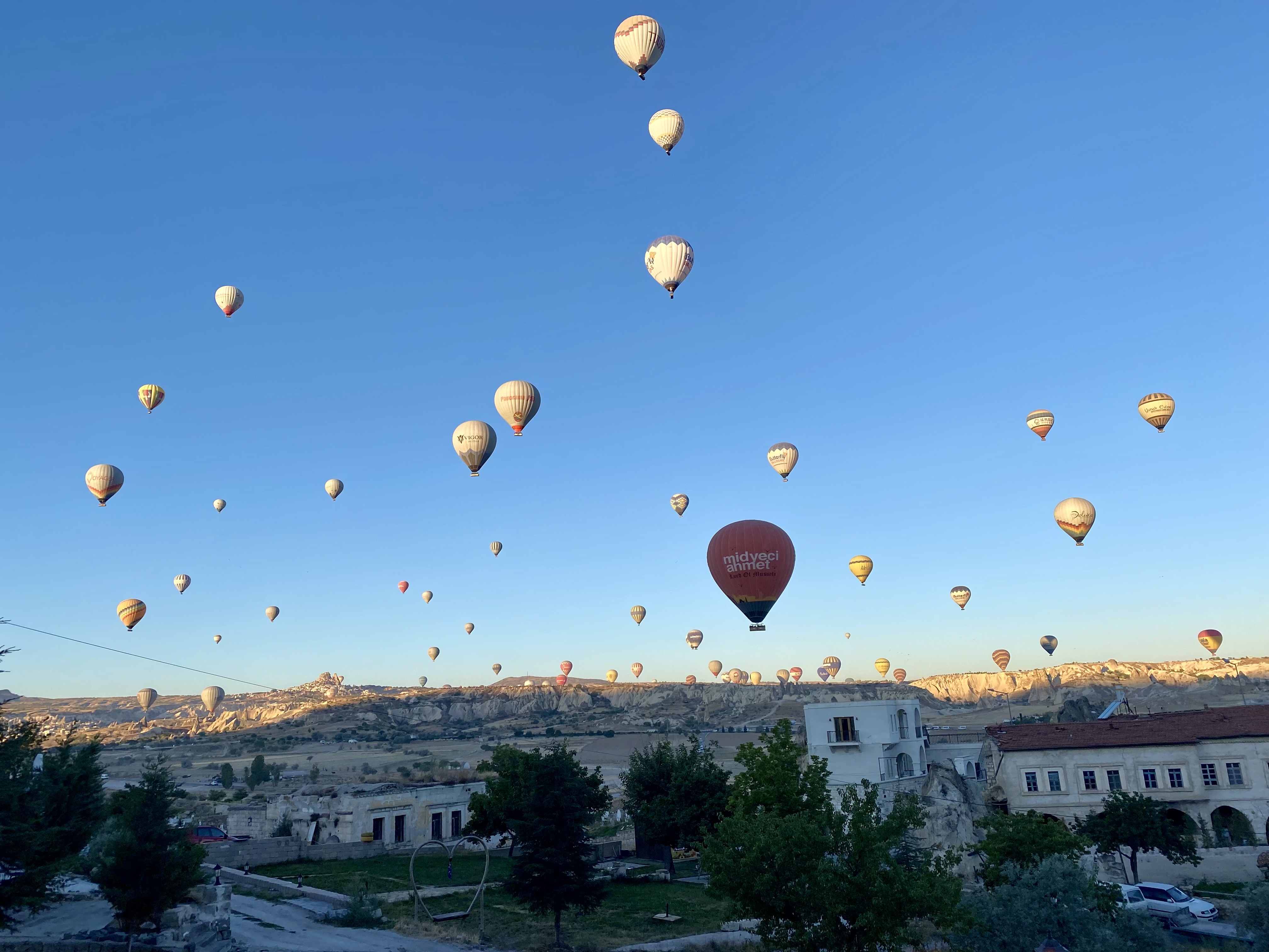 #6 Kappadokiens vackra dalar och berg, vi ser ballonger i allsköns färg.